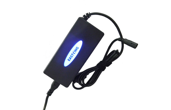 UK / US 90W Uniwersalny Laptop zasilacz 5V 2.1A Automatyczne USB z diodą LED